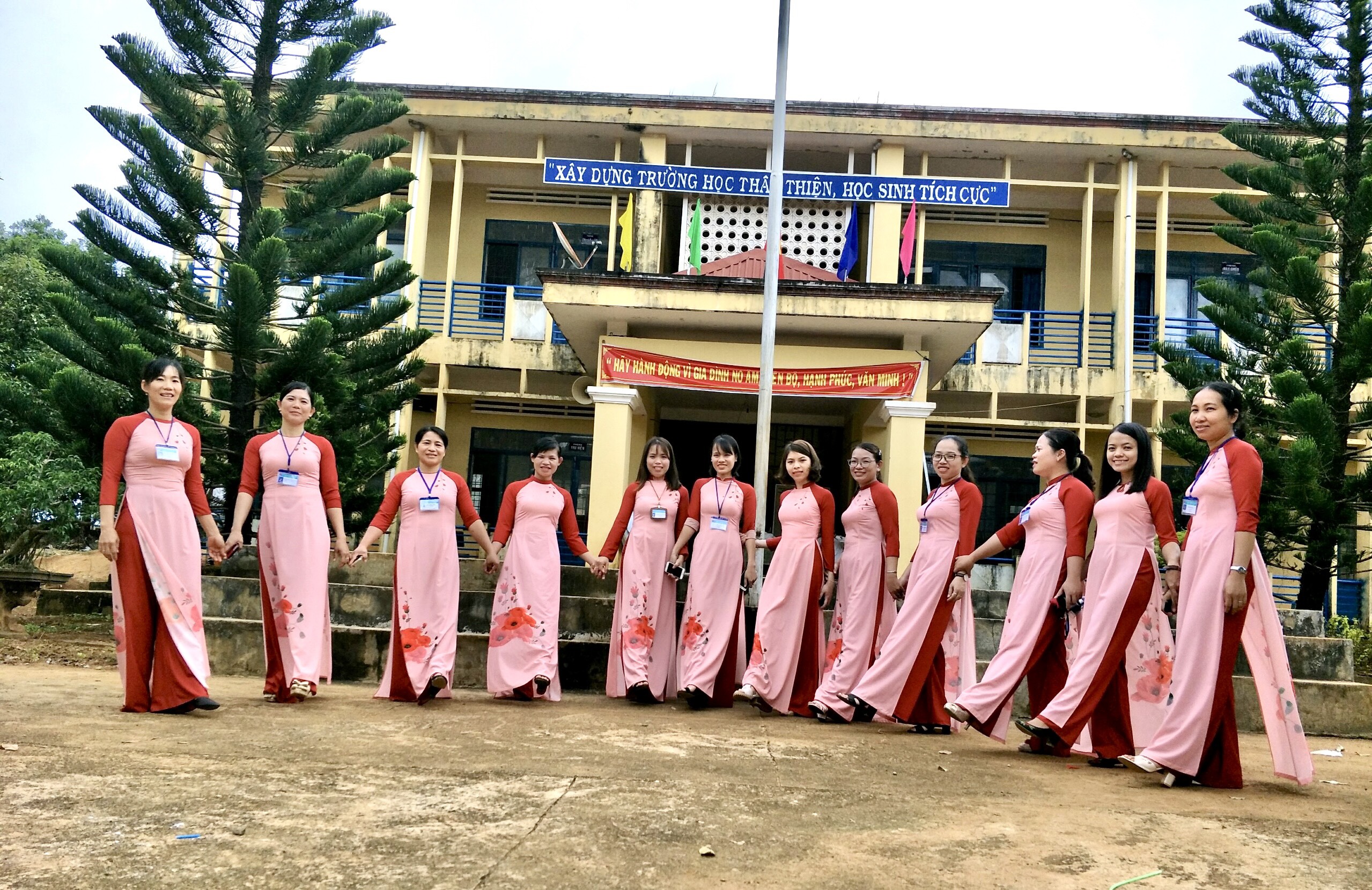 Hội LHPN xã Ea Khăl hưởng ứng “Tuần lễ Áo dài” nhân dịp 113 năm ngày Quốc tế phụ nữ (08/3/1910-8/3/2023)